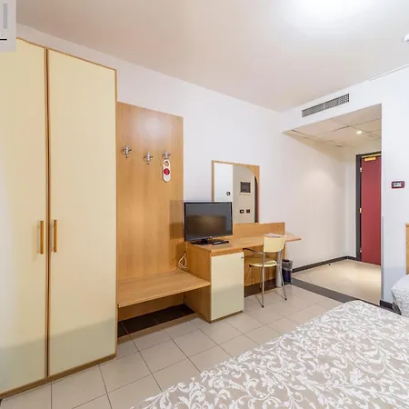 Hotel Ayri 3*