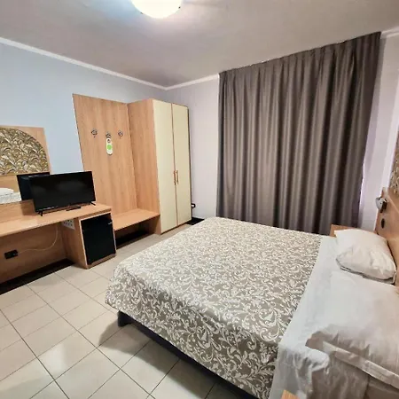 Hotel Ayri 3*